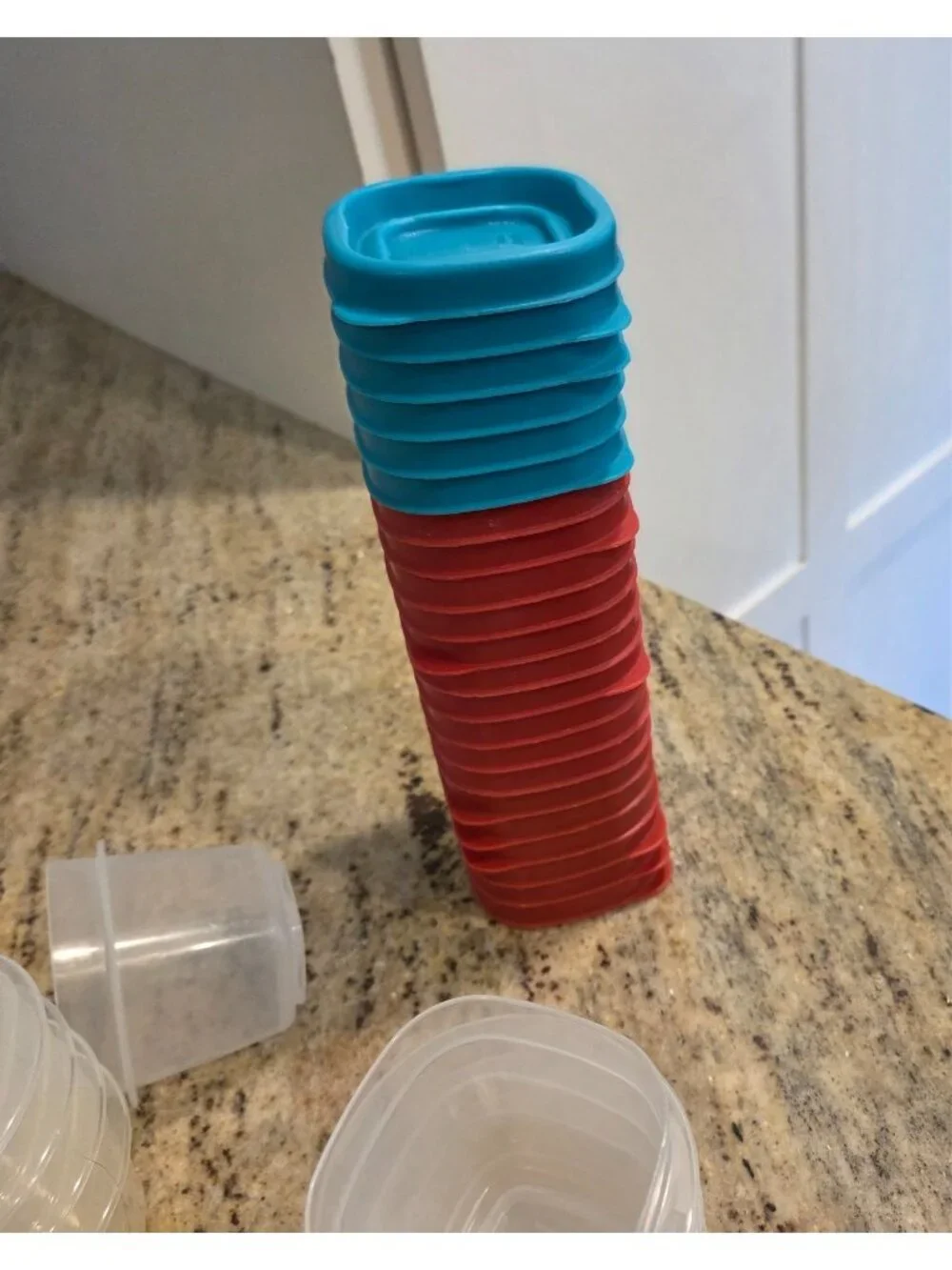 Lot of 22 Rubbermaid Square 4oz Food Storage Containers Red Blue Lids 7J53